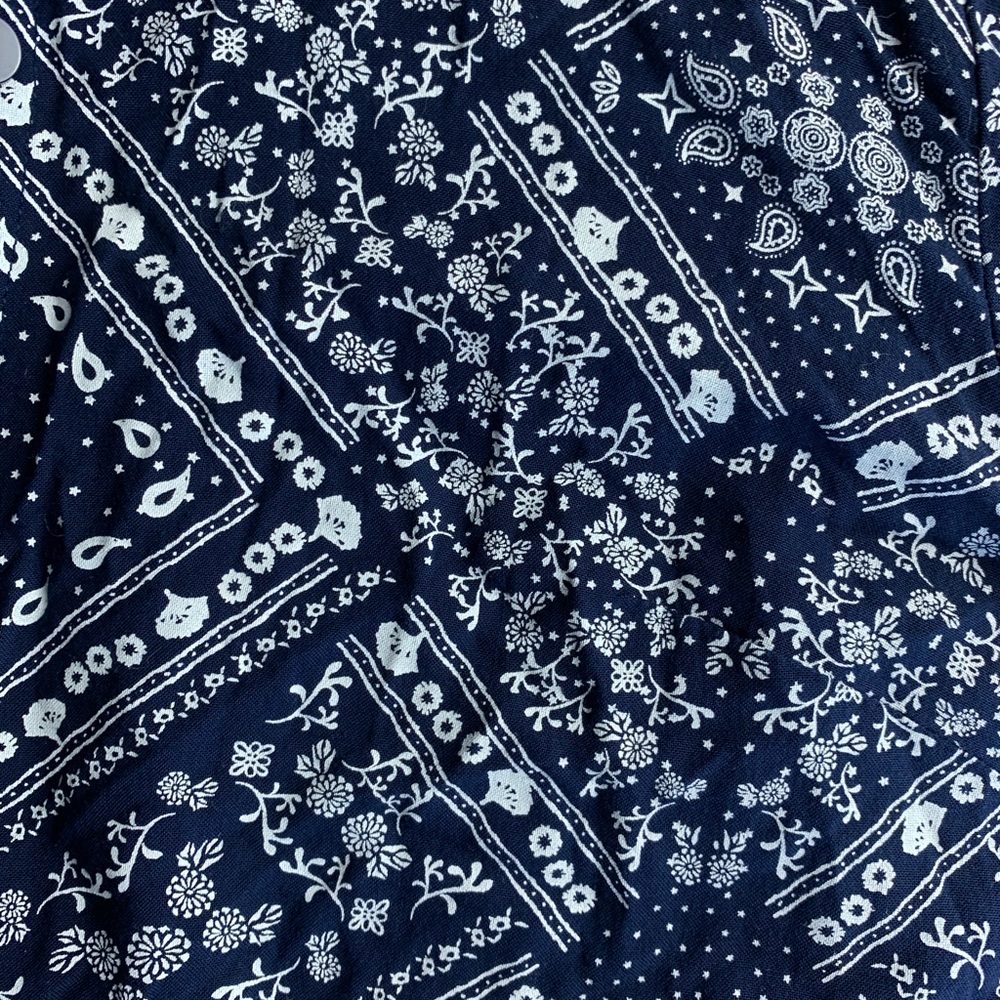 H&M Divided cropped button down - Picture 4 of 4